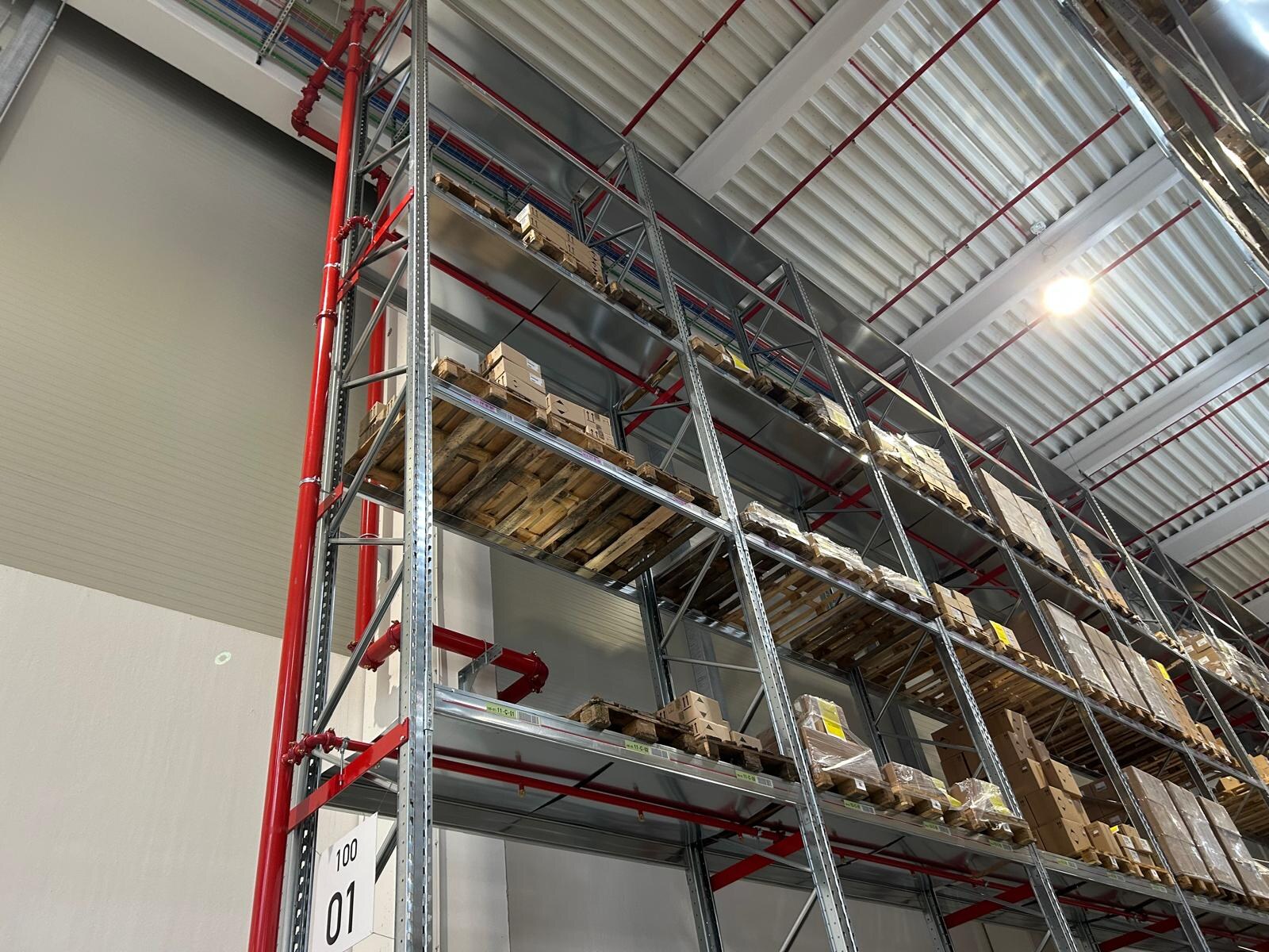 Impianto sprinkler installato nelle scaffalature di un magazzino logistico